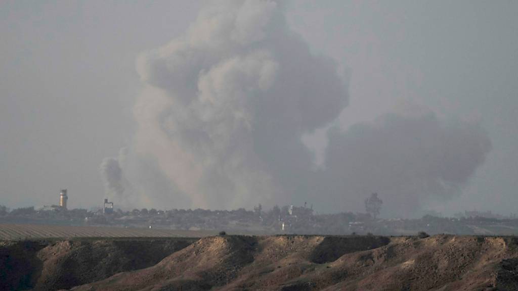 Rauch steigt nach nach einem Bombardement im Gaza-Streifen auf. (Symbolbild) Foto: Leo Correa/AP/dpa