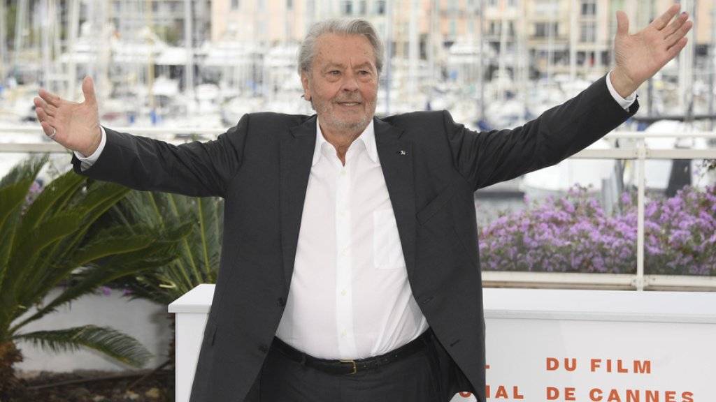 Nur wenige Wochen ist es her, dass sich Alain Delon in Cannes über die Ehrenpalme für sein Lebenswerk freute. Jetzt muss sich der 83-Jährige in einer Schweizer Klinik von einer Hirnblutung erholen. (Archivbild)