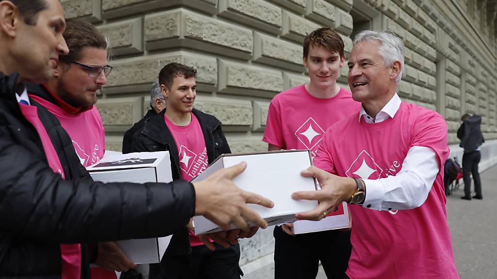 FDP-Ständerat Matthias Michel (ZG) (rechts), Mitglieder des Komitees und Unterstützer reichen die Service-Citoyen-Initiative in Bern ein. Diese will die Debatte über die Dienstpflicht der Zukunft in Gang bringen.