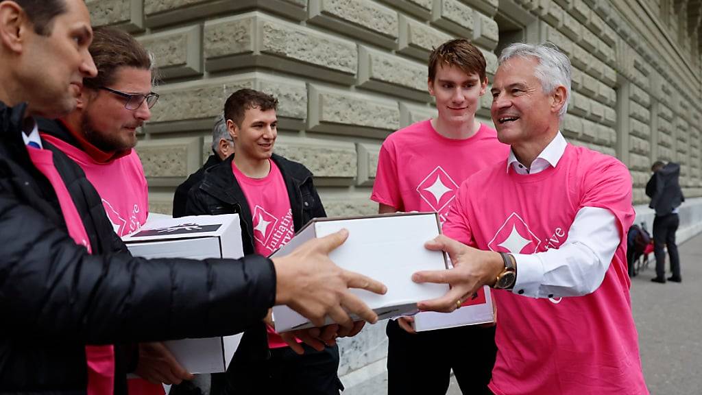 FDP-Ständerat Matthias Michel (ZG) (rechts), Mitglieder des Komitees und Unterstützer reichen die Service-Citoyen-Initiative in Bern ein. Diese will die Debatte über die Dienstpflicht der Zukunft in Gang bringen.