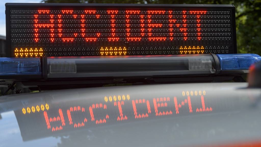 Der Unfall eines Lastwagens führte zu Beeinträchtigungen im Strassen- und Schienenverkehr. (Archivbild)