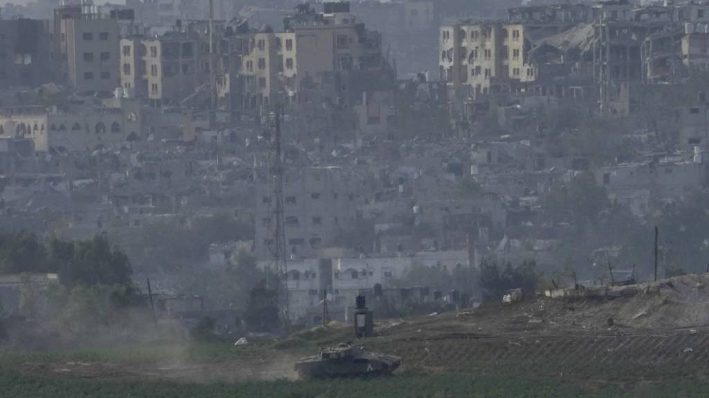 Israelische Panzer fahren entlang der israelischen Grenze zum Gazastreifen in Stellung. Foto: Maya Alleruzzo/AP/dpa