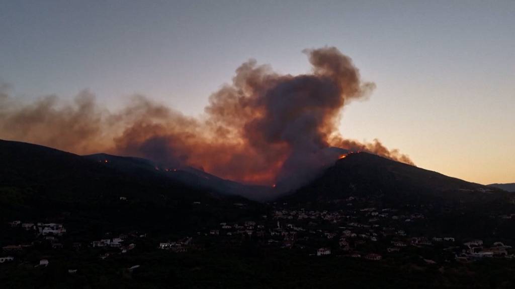 Dutzende neue Waldbrände in Griechenland ausgebrochen – Feuerwehr gerät ans Limit