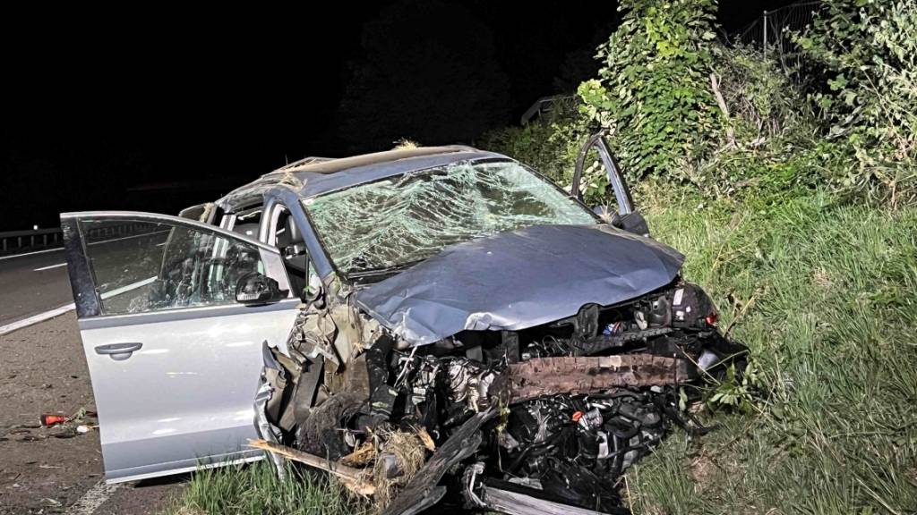 Ein 14-jähriges Mädchen ist in der Nacht auf Donnerstag bei einem Autounfall in Thal SG tödlich verletzt worden. Der Fahrer sowie drei weitere Insassinnen wurden laut Polizei ins Spital gebracht.