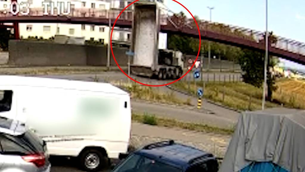 Lastwagen kracht in Brücke – Mulde bleibt auf Strasse liegen