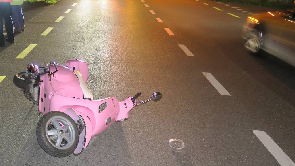 57-Jährige auf pinkem Roller wird von Auto übersehen und landet im Spital