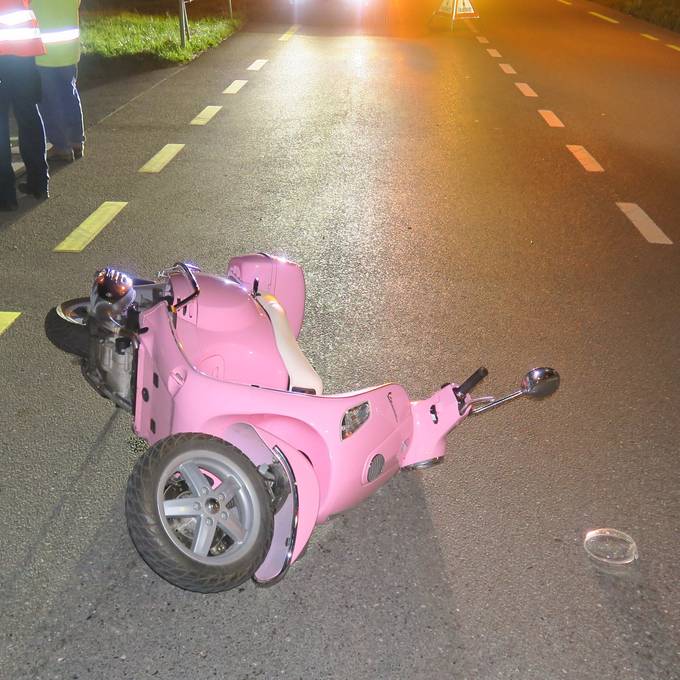 57-Jährige auf pinkem Roller wird von Auto übersehen und landet im Spital