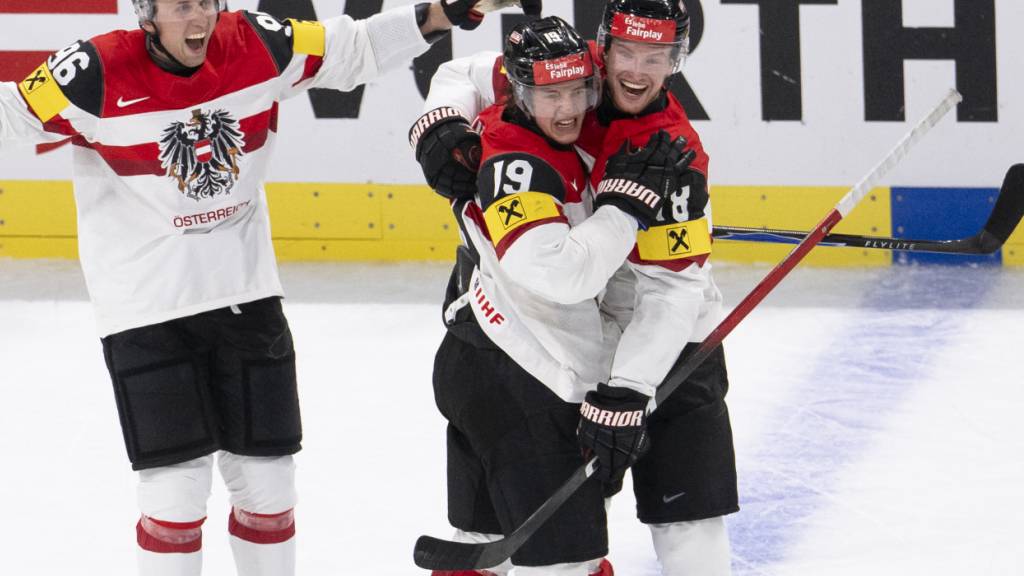 ZSC-Stürmer Vinzenz Rohrer (Mitte) lässt seinen Emotionen nach seinem Tor zum 3:1-Endstand freien Lauf