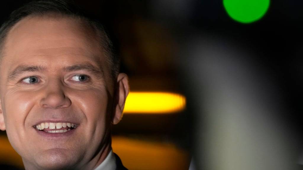 Der nationalkonservative Präsidentschaftskandidat Karol Nawrocki spricht nach einer im Fernsehen übertragenen Debatte zu den Medien. Foto: Czarek Sokolowski/AP/dpa
