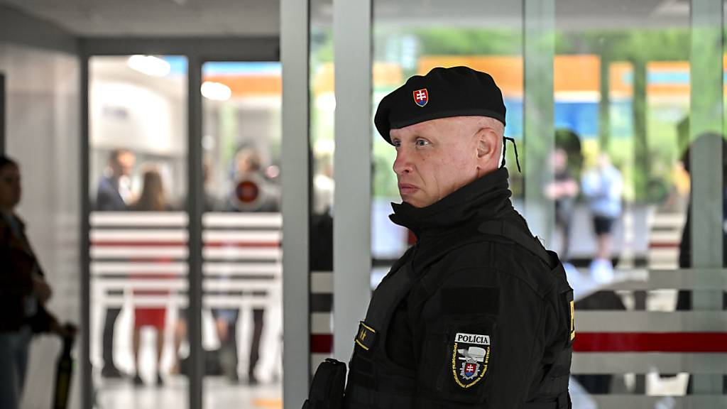 Ein Polizist überwacht den Eingang des F. D. Roosevelt Universitätskrankenhauses, in dem der lebensgefährlich verletzte slowakische Ministerpräsident Fico behandelt wird. Foto: Denes Erdos/AP/dpa
