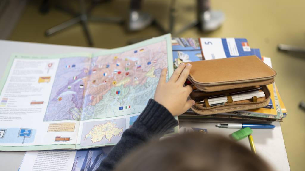 Weil weniger Kinder geboren werden, wird der Bedarf an Lehrerinnen und Lehrern für die Primarschule deutlich sinken. Davon geht das Bundesamt für Statistik aus. (Themenbild)