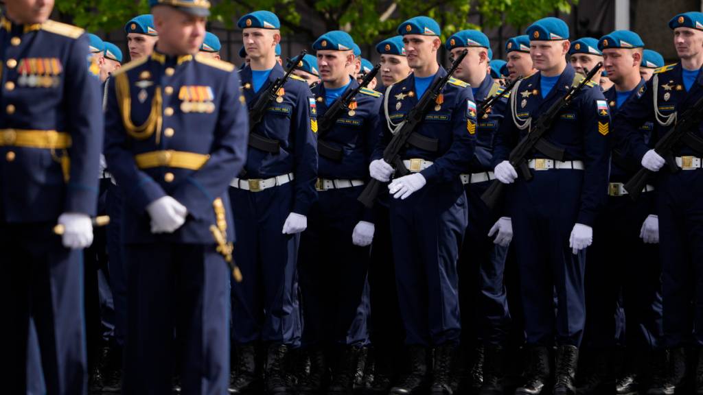 Russische Soldaten stehen in Formation für die Militärparade zum Tag des Sieges in Moskau. Foto: Pavel Bednyakov/Pool AP/AP/dpa