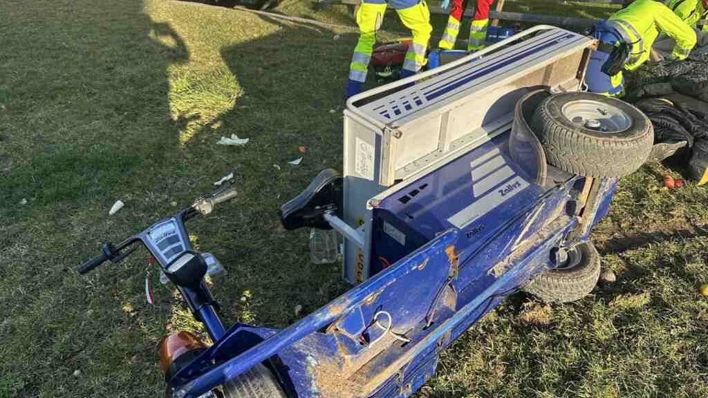 Das E-Fahrzeug kippte in einer Kurve.