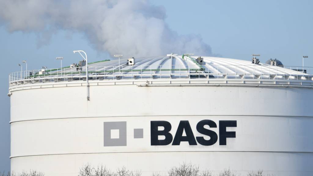Der weltgrösste Chemiekonzern BASF muss sparen. Überkapazitäten auf dem Weltmarkt, hohe Energiepreise und der allgemeine Kostendruck machen der Gruppe zu schaffen.(Archivbild)