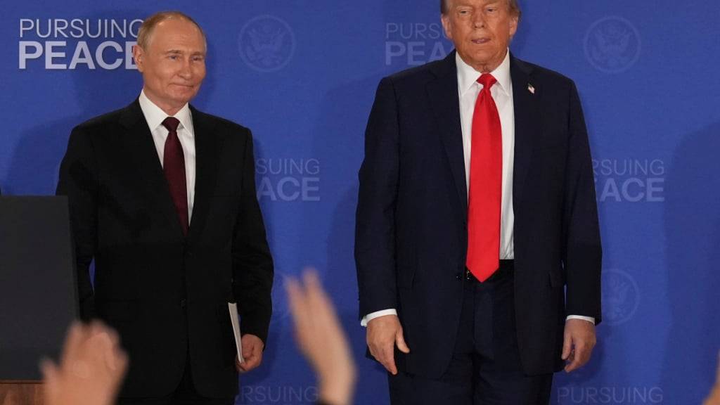 US-Präsident Donald Trump (r) steht neben dem russischen Präsidenten Wladimir Putin am Ende einer gemeinsamen Pressekonferenz in Alaska. Foto: Jae C. Hong/AP/dpa