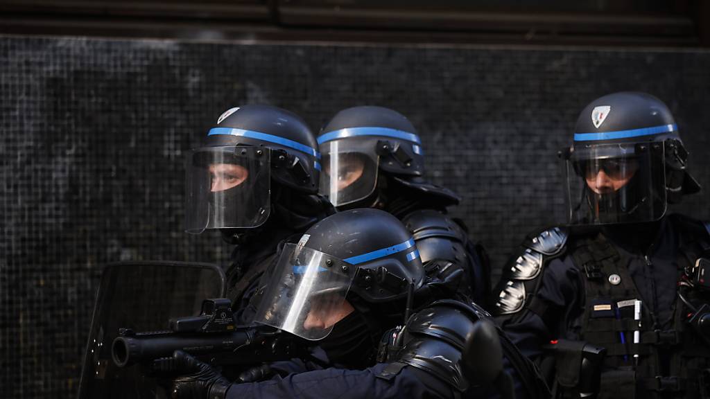 Drei Pariser Polizisten nach tödlichen Schüssen verhaftet