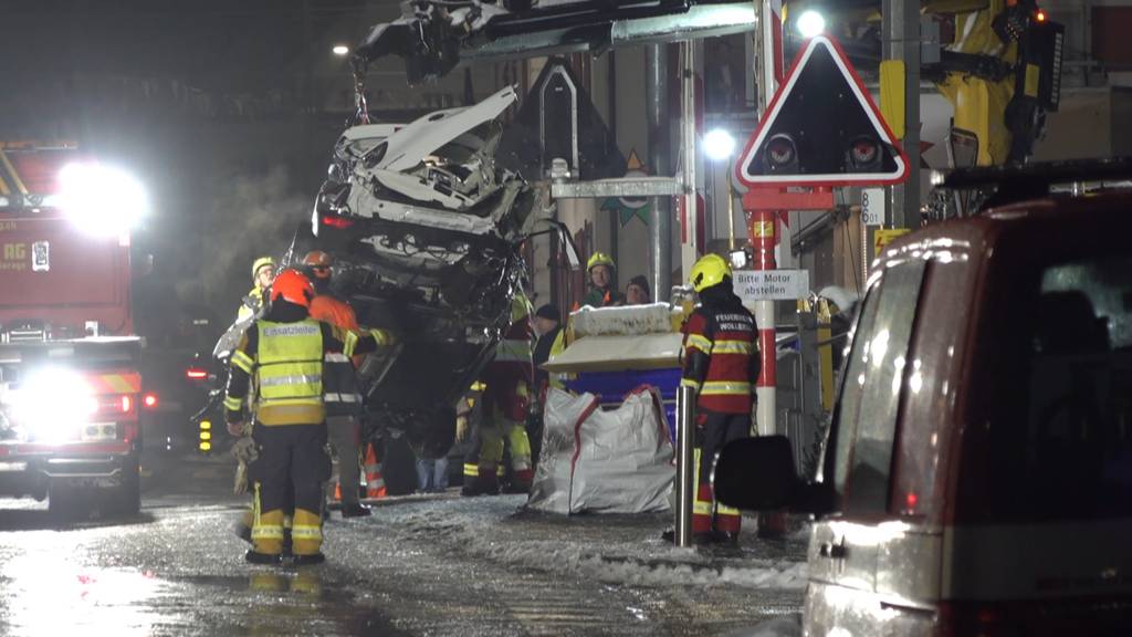 Zug kracht in Auto auf Bahnübergang in Wollerau