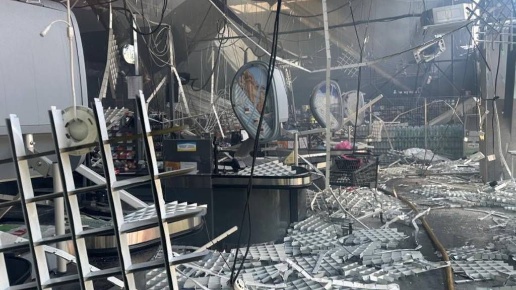 HANDOUT - Ein beschädigter Supermarkt nach russischen Drohnenangriffen in Tschernihiw. Foto: Uncredited/Ukrainian Emergency Service/AP/dpa - ACHTUNG: Nur zur redaktionellen Verwendung und nur mit vollständiger Nennung des vorstehenden Credits