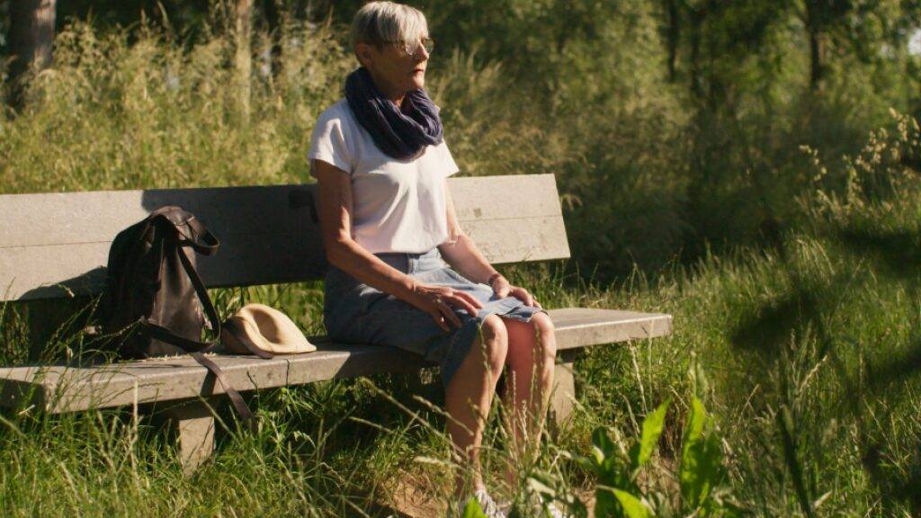 Meditieren hilft um besser zu schlafen und es schärft den Blick auf das Gute im nahen Umfeld. In seinem Dokumentarfilm «Golden Seniors» begleitet François Kohler fünf Seniorinnen und Senioren, wie sie während 18 Monaten das Meditieren lernen.