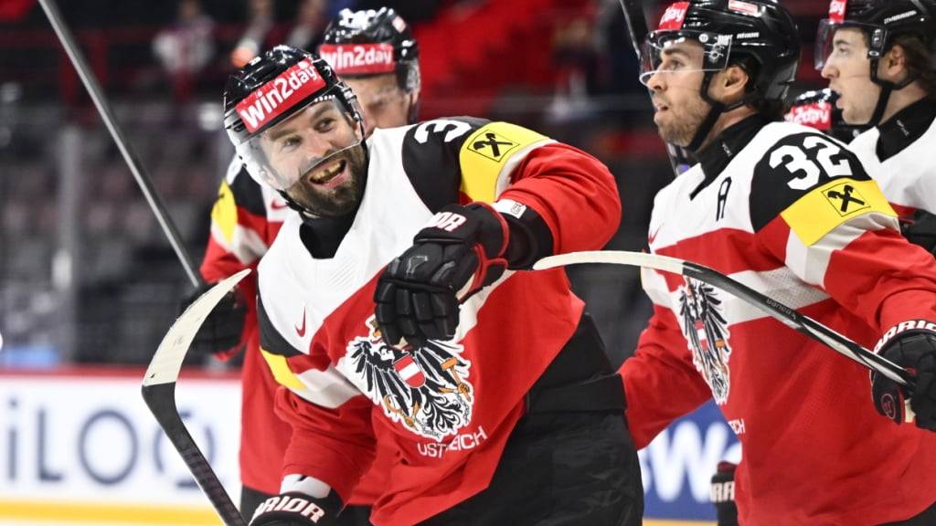 Peter Schneider (links) lässt sich nach dem entscheidenden Penalty feiern