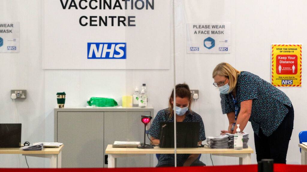 ARCHIV - Auch in Großbritannien werden Anreize geschaffen, um Ungeimpfte von einer Impfung gegen das Coronavirus zu überzeugen. (Symbolbild) Foto: Peter Byrne/PA Wire/dpa