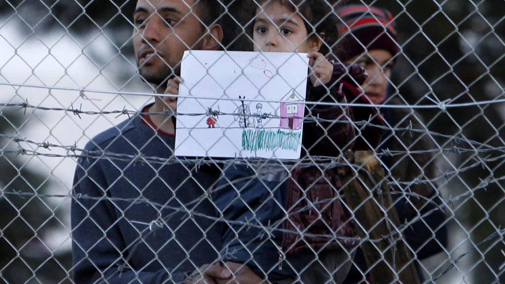 Unter den Flüchtlingen, die nach Europa gelangen, sind laut UNICEF immer mehr Kinder: Hier eine Familie an der Grenze zwischen Griechenland und Mazedonien. (Archiv)