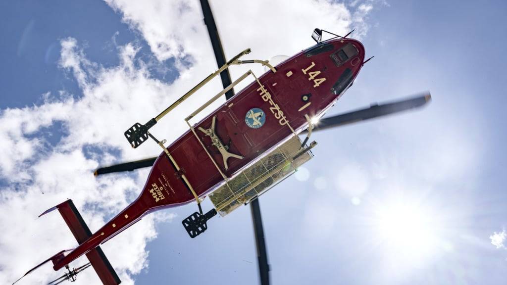 Einsatzkräfte bargen die tote Person am Montag mit einem Helikopter der Air Zermatt.  (Archivbild)