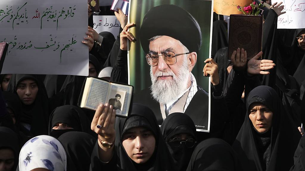 Am Freitag gingen im Iran - wie hier in Teheran - Tausende nach dem Freitagsgebet bei staatlich organisierten Protesten auf die Straße. Foto: Vahid Salemi/AP/dpa