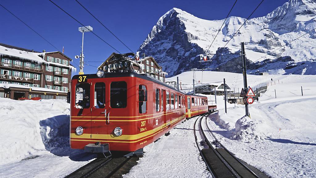 Im Jahr 2023 sind gut eine Million Menschen auf das Jungfraujoch gereist. Der vor der Pandemie im Jahr 2019 erzielte Besucherrekord liegt nun in Griffweite.(Archivbild)