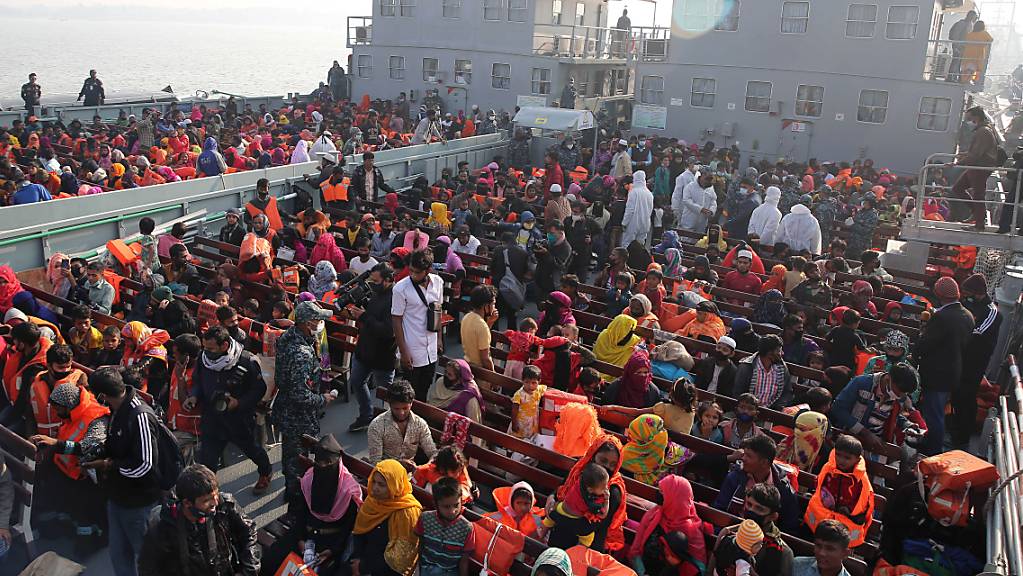 Rohingya-Flüchtlinge auf einem Militärschiff auf dem Weg nach Bangladesch. (Archivbild)