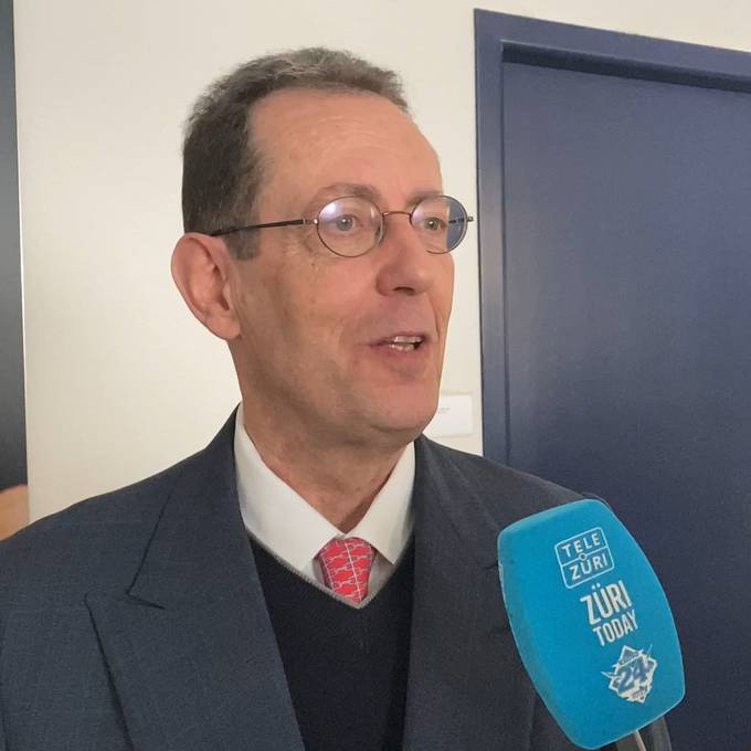 Hans-Peter Amrein belohnt Schulklassen im Kantonsrat mit Geld