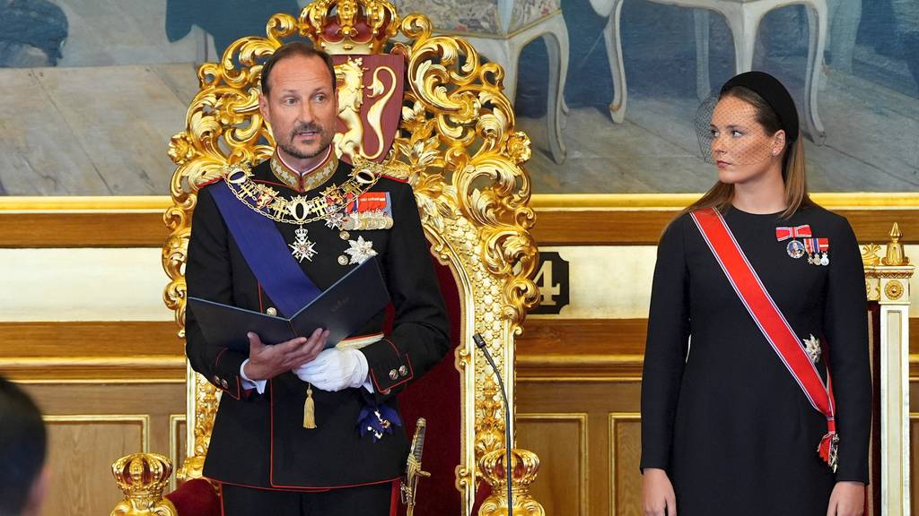 Norwegischer König Haakon VIII. legt seinen Eid ab 