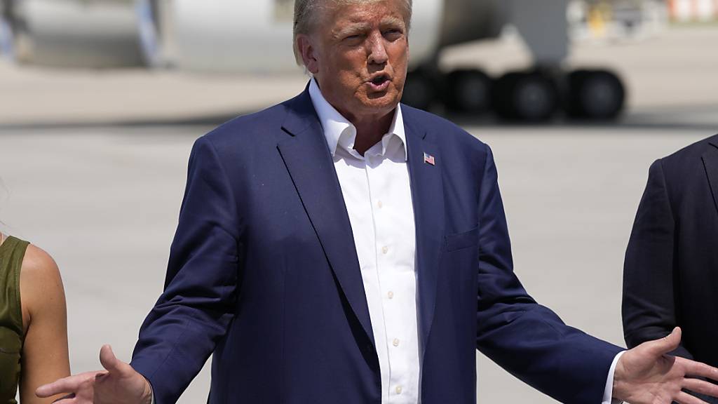 Donald Trump, Präsidentschaftskandidat der republikanischen Partei und ehemaliger Präsident der USA, am Flughafen. Foto: Charlie Neibergall/AP