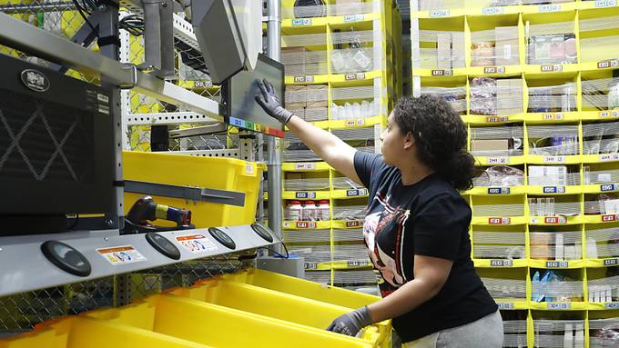 Amazon hebt Stundenlohn in USA an und stellt neu ein