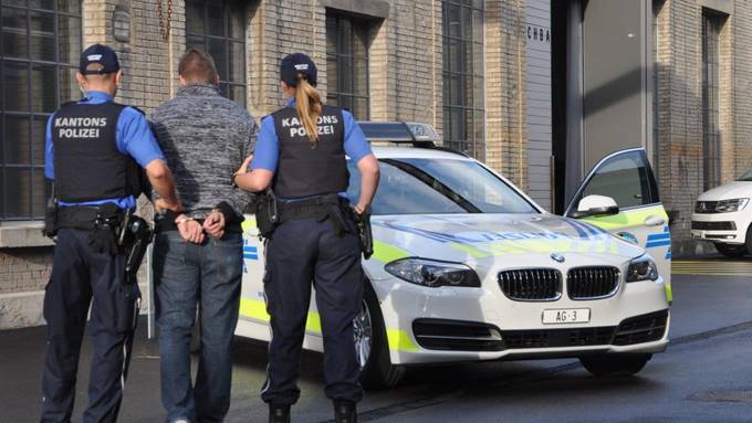 Polizei weckt schlafenden Einbrecher in Brunegg