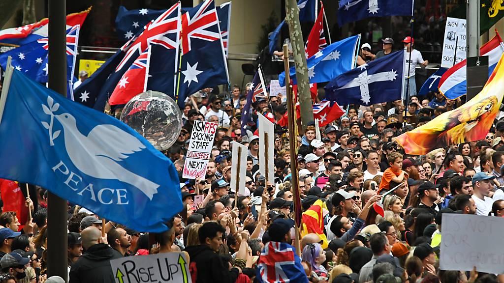 People participate in ‹The Worldwide Rally for Freedom› protest against mandatory vaccinations and lockdown measures in Sydney, Saturday, November 20, 2021. The Worldwide Rally for Freedom is a day of rallies purportedly for «freedom» across many countries, including Australia. (AAP Image/Steven Saphore) NO ARCHIVING