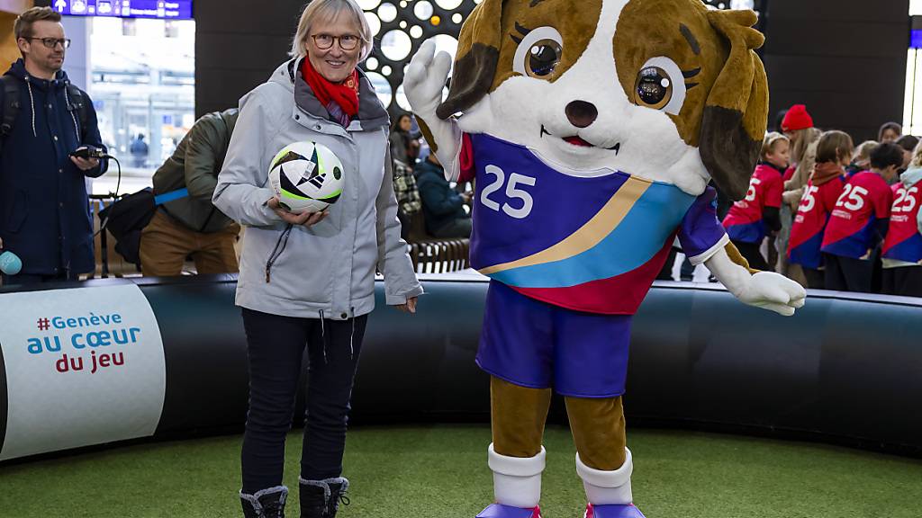 Frauenfussball-Pionierin Madeleine Boll posiert mit «Maddli», dem Maskottchen der Frauen-EM 2025 in der Schweiz