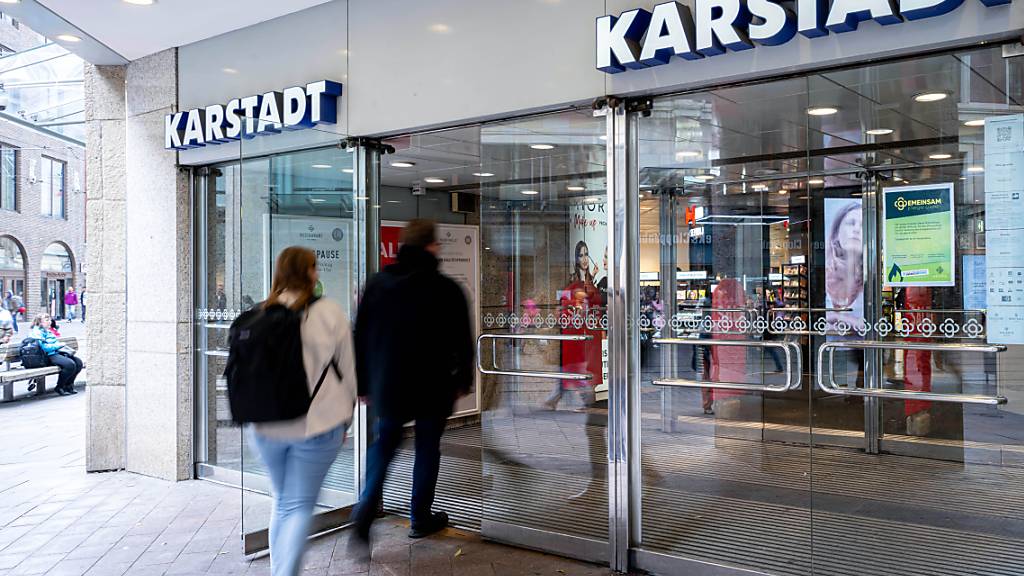 Die Warenhauskette Galeria Karstadt Kaufhof bereitet sich nach Medienberichten auf eine mögliche Insolvenz des Mutterkonzerns Signa Holding und der deutschen Tochtergesellschaften vor. (Archivbild)