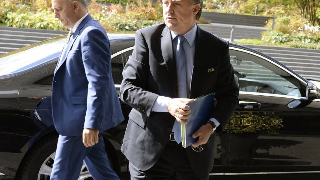 Russlands Sportminister Witali Mutko - im Bild vor einer Sitzung des FIFA-Exekutivkomitees Ende September 2015 in Zürich - sieht sich heftigen Vorwürfen ausgesetzt. Er soll mitgeholfen haben, positive Dopingproben zu vertuschen