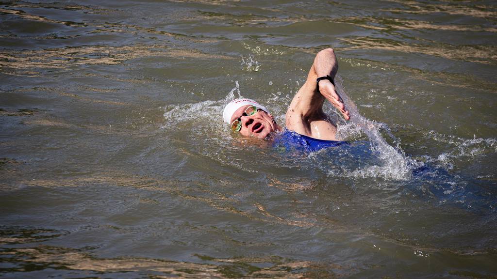 Typ schwimmt in der Seine