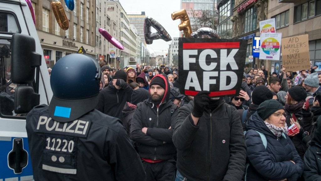 Polizisten blockieren in Berlin bei einem AfD-«Frauenmarsch» Gegendemonstranten am Checkpoint Charlie.