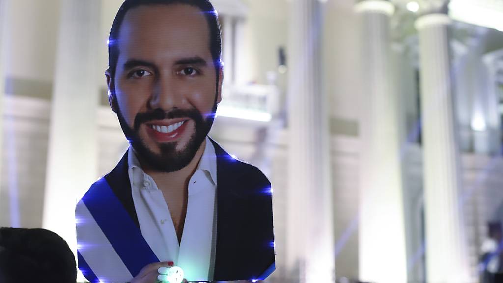Anhänger halten einen Ausschnitt des salvadorianischen Präsidenten Nayib Bukele hoch. Foto: Salvador Melendez/AP