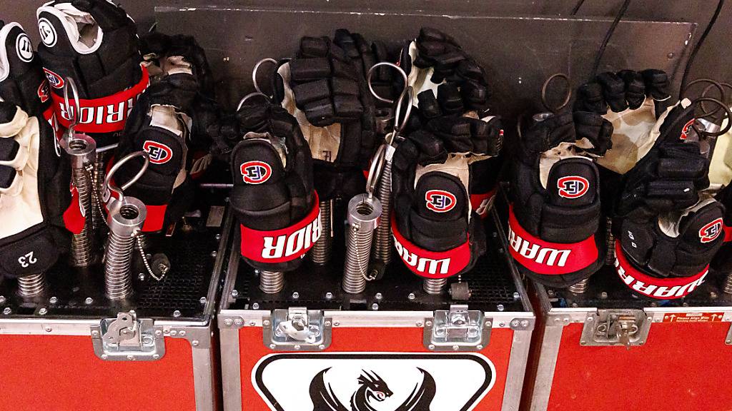 Das nützte: Die Eishockey-Handschuhe der Spieler von Fribourg-Gottéron sind zum Trocknen auf ein Gebläse gestülpt