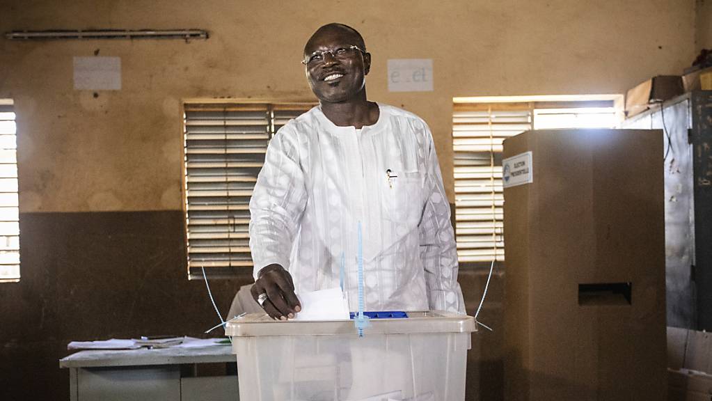 Eddie KomboÔgo, Kandidat der Opposition- Kongresses für Demokratie und Fortschritt (CDP), wirft seinen Stimmzettel f ̧r die Pr‰sidentschafts- und Parlamentswahlen in eine Wahlurne. Foto: Sophie Garcia/AP/dpa