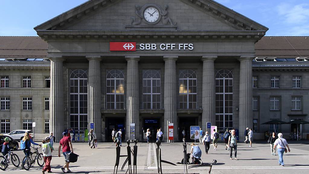 In der Unterführung des Bieler Bahnhofs kam es zum Sturz. (Archiv)