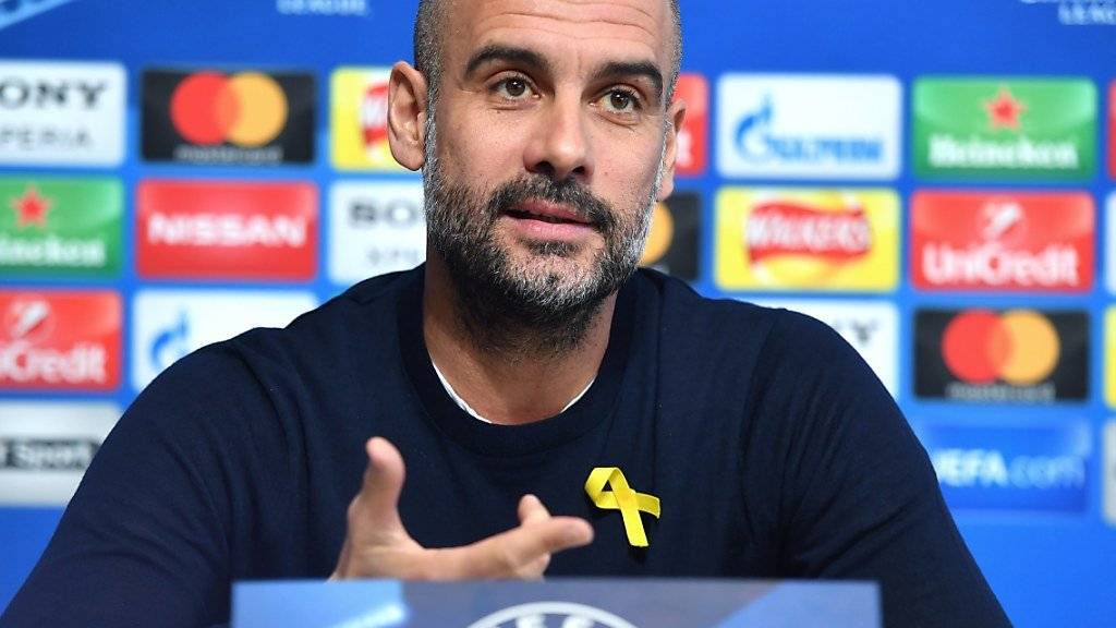 Die gelbe Schleife, die Pep Guardiola auch bei der Pressekonferenz vor dem Champions-League-Spiel gegen Basel trug, kostet den Spanier 20'000 Pfund Busse.