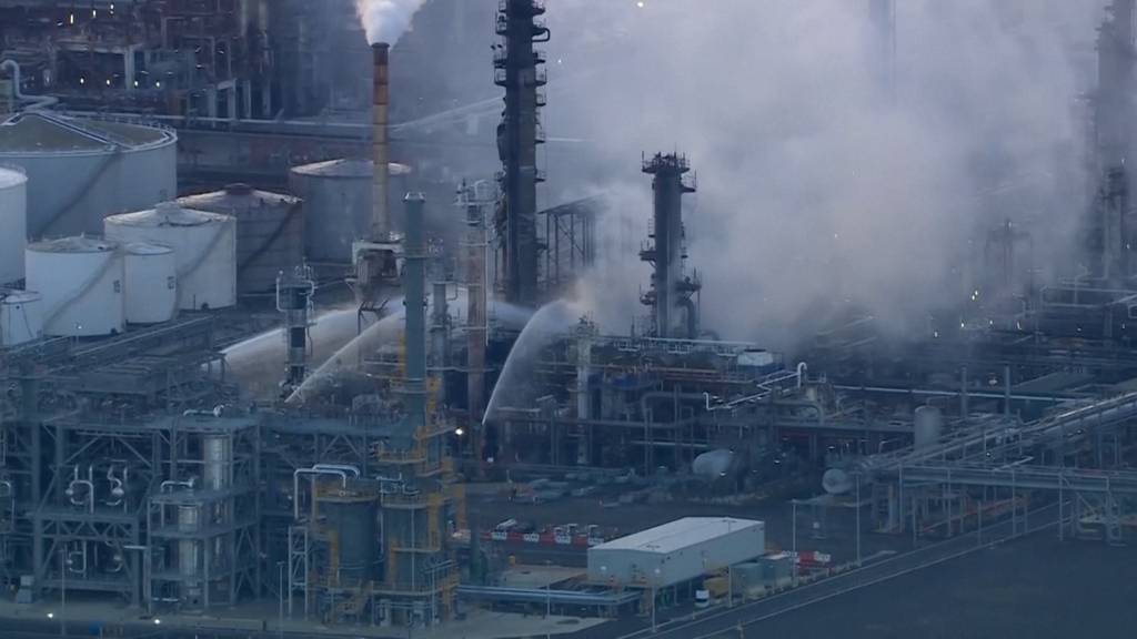Brand auf Ölraffinerie in Australien ausgebrochen