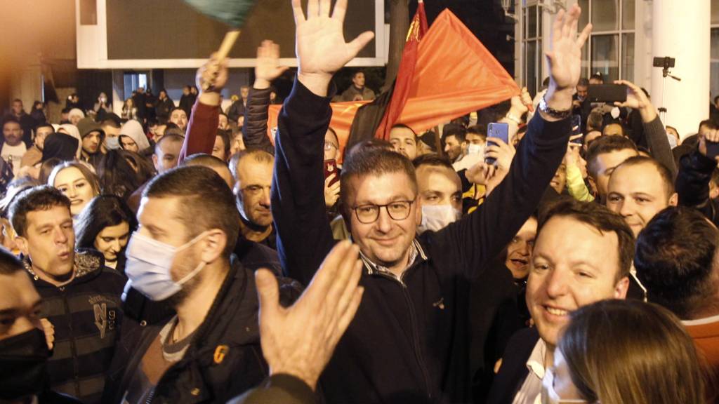 Hristijan Mickoski (m.), Vorsitzender der Oppositionspartei VMRO-DPMNE. Foto: Boris Grdanoski/AP/dpa