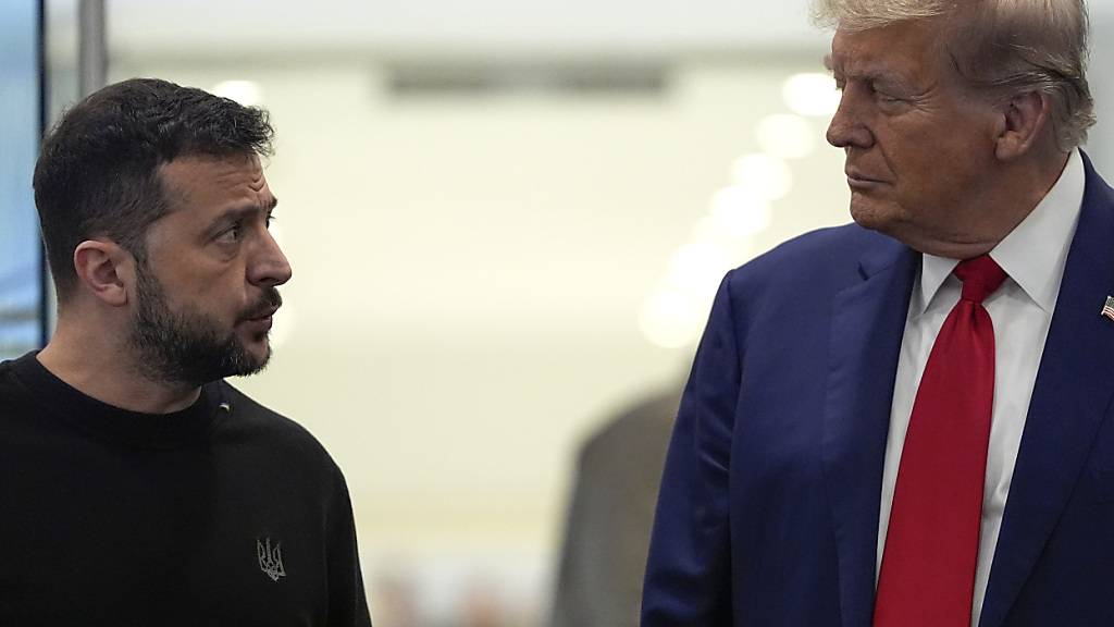 ARCHIV - Der republikanische Präsidentschaftskandidat und ehemalige Präsident Donald Trump (r) trifft Wolodymyr Selenskyj, Präsident der Ukraine, im Trump Tower. Foto: Julia Demaree Nikhinson/AP/dpa