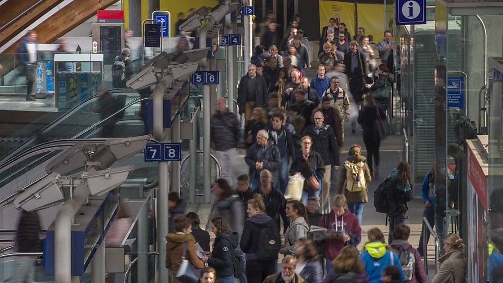Zugpendlerinnen und-pendler im Bahnhof Bern: Schweizer öV-Verbände fordern Massnahmen, um den öV-Anteil im gesamten Personenverkehrsaufkommen nach der Stagnation wieder auf Wachstumskurs zu bringen.